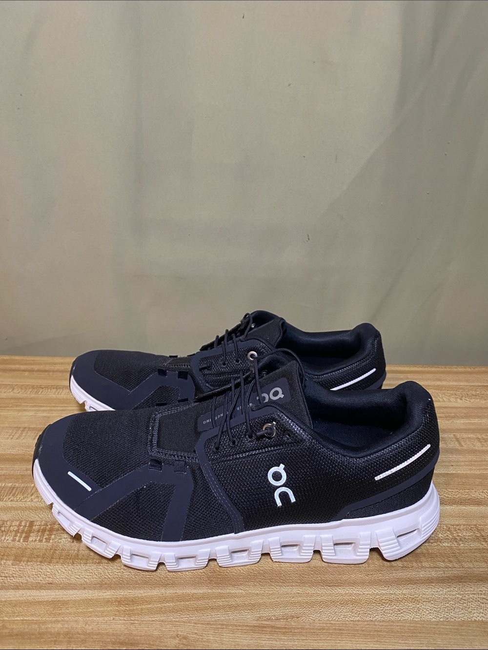 On Running Black and White Men's Athletic Running Shoes size 10 - Picture 3 of 7